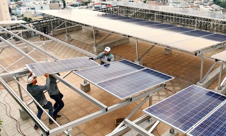 Nghiên cứu cơ chế điện mặt trời mái nhà dư được bán lên lưới điện quốc gia- Ảnh 1. Nghiên cứu cơ chế lắp đặt hệ thống điện mặt trời mái nhà bán cho EVN - Ảnh: NGỌC HIỂN