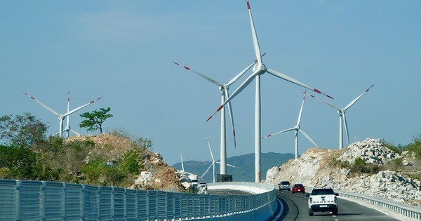 Ngắm cao tốc Cam Lâm – Vĩnh Hảo uốn lượn qua cánh đồng điện gió