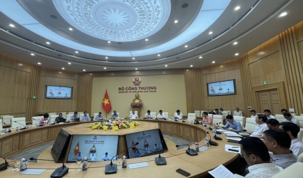 Khẩn trương hoàn thiện dự thảo Nghị định về phát triển điện mặt trời mái nhà tự sản, tự tiêu