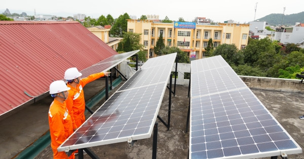 Điện mặt trời mái nhà mở rộng không gian tiết kiệm điện mùa nắng nóng