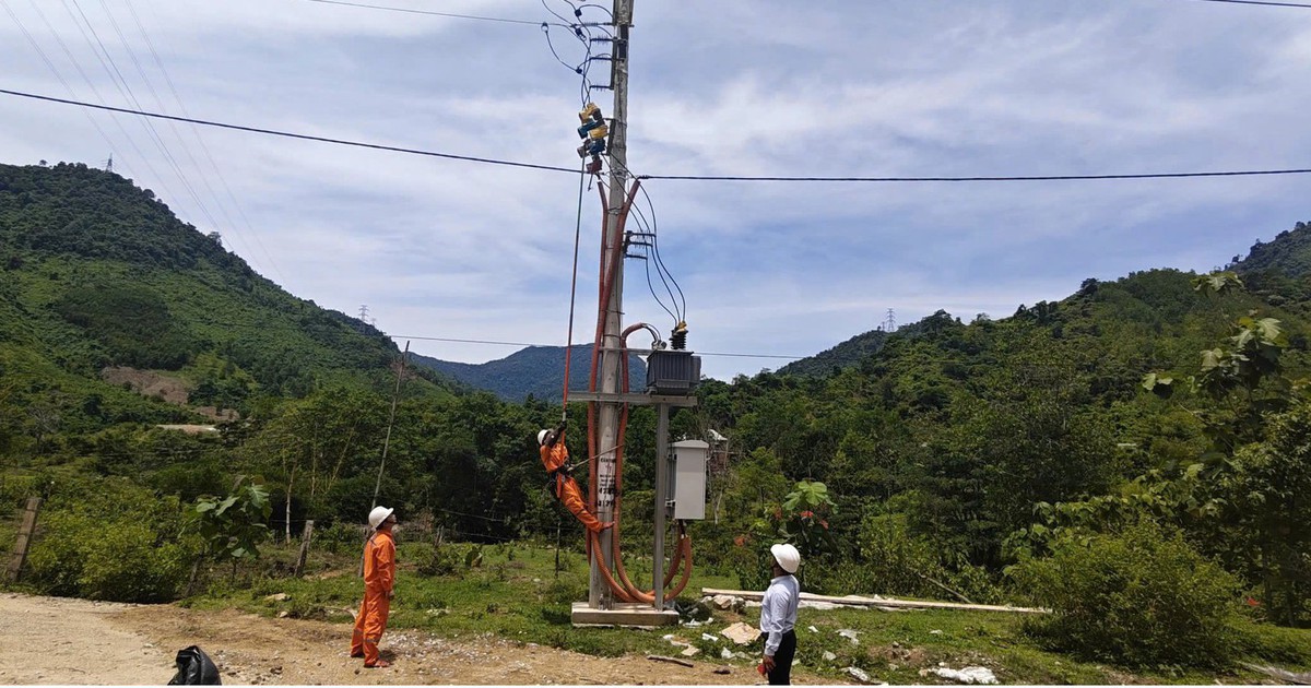 PC Đà Nẵng kéo điện về khu tái định cư Pà Rum trước mùa mưa bão